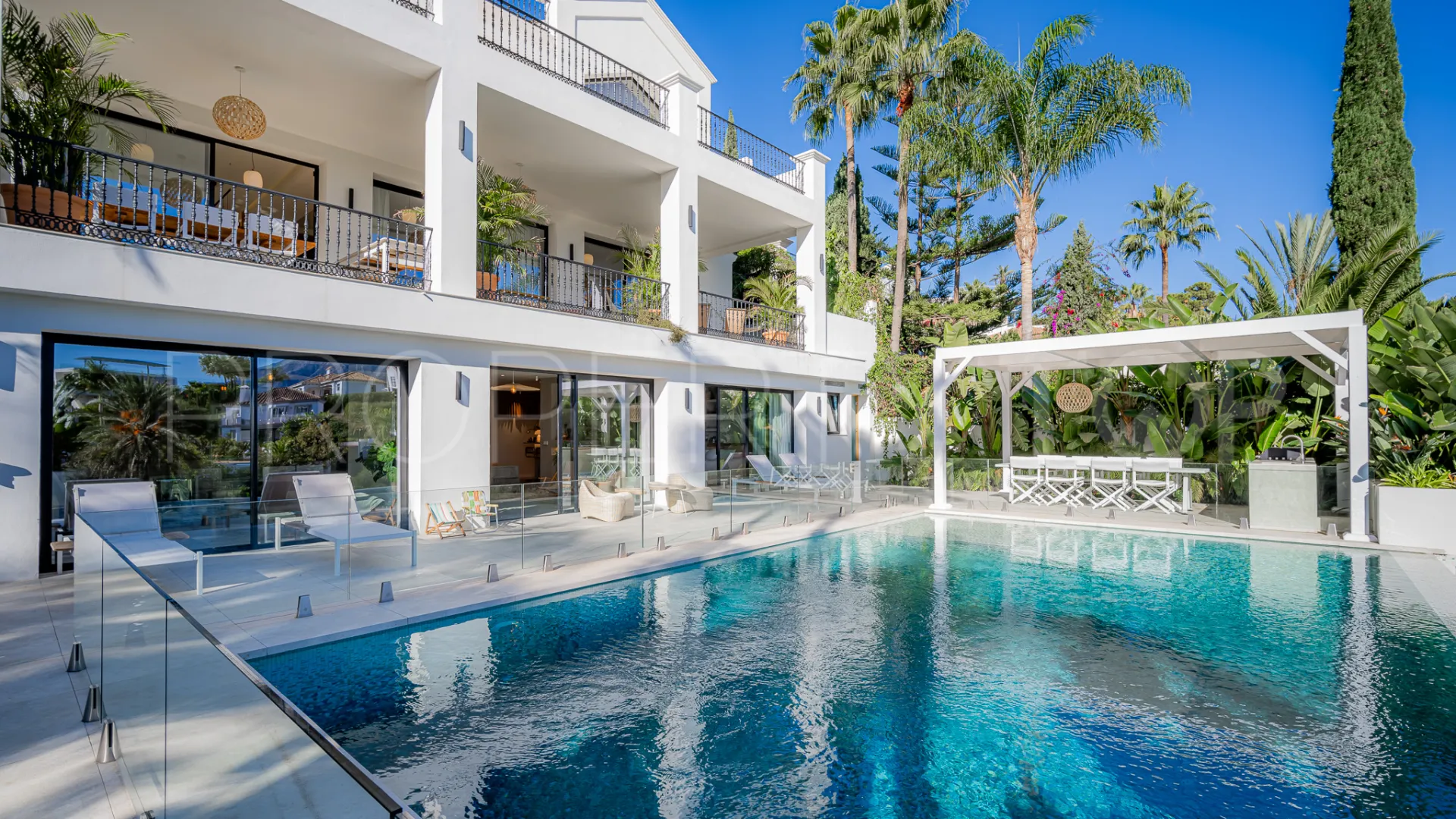 Se vende villa de 5 dormitorios en Marbella