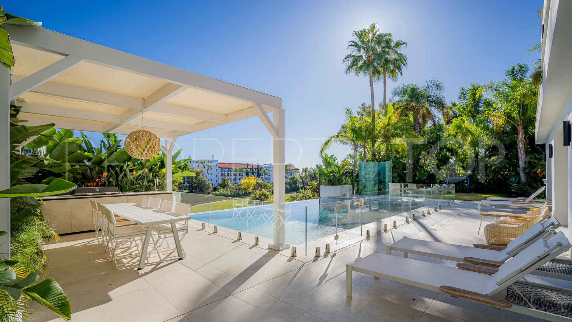 Se vende villa de 5 dormitorios en Marbella