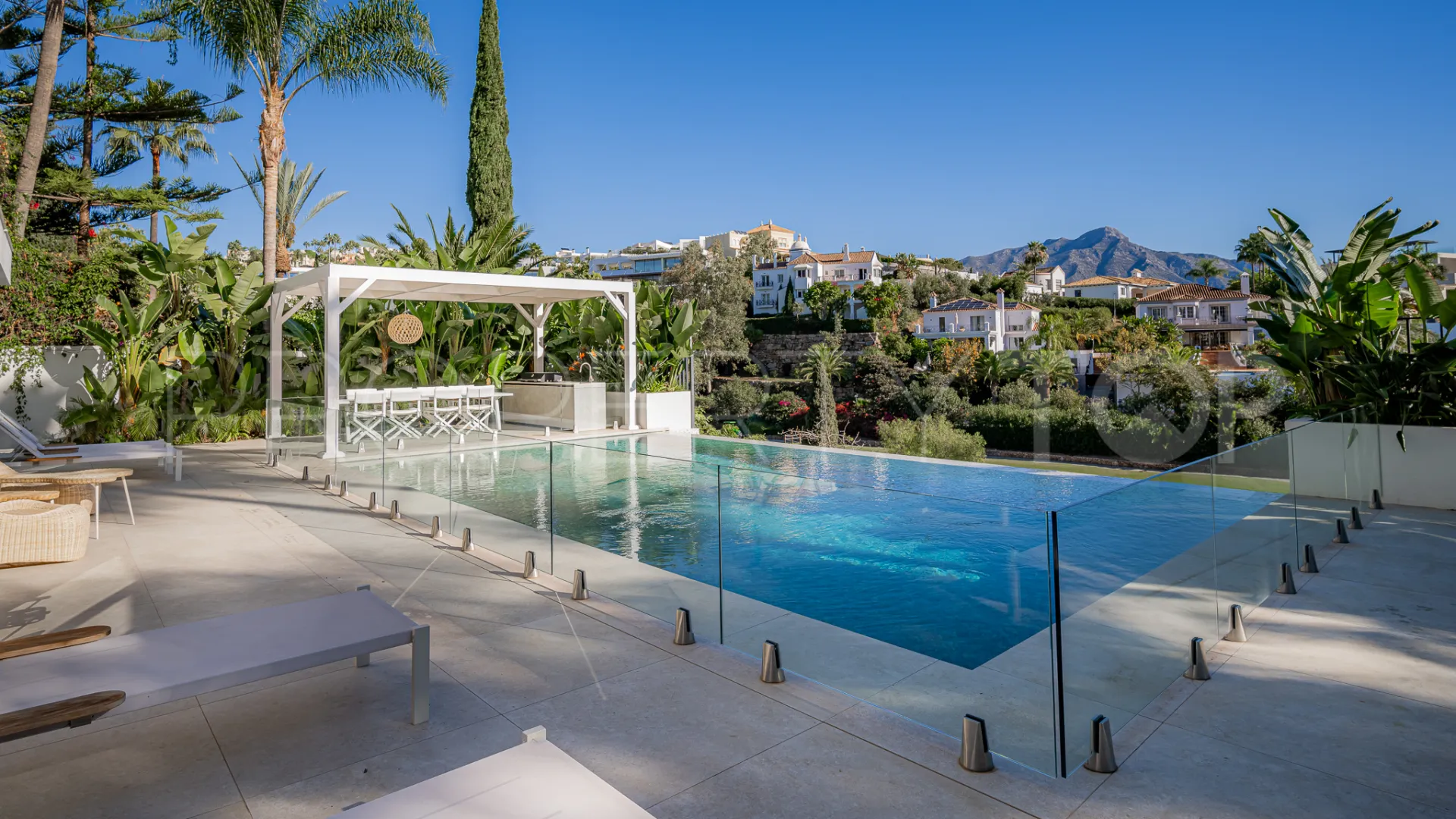 Se vende villa de 5 dormitorios en Marbella