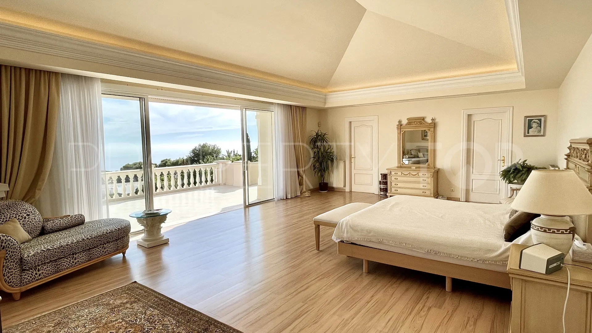 Villa a la venta en Marbella Golden Mile con 6 dormitorios