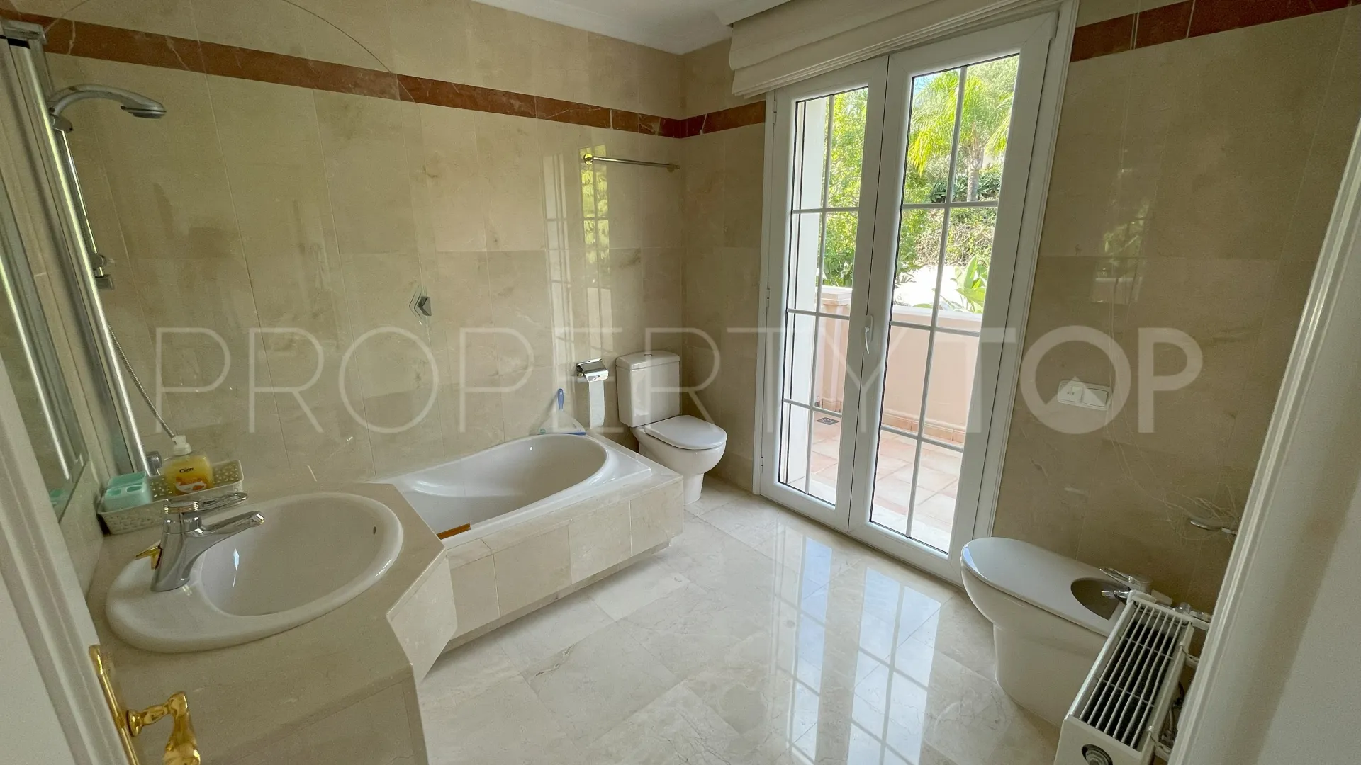 Villa a la venta en Marbella Golden Mile con 6 dormitorios