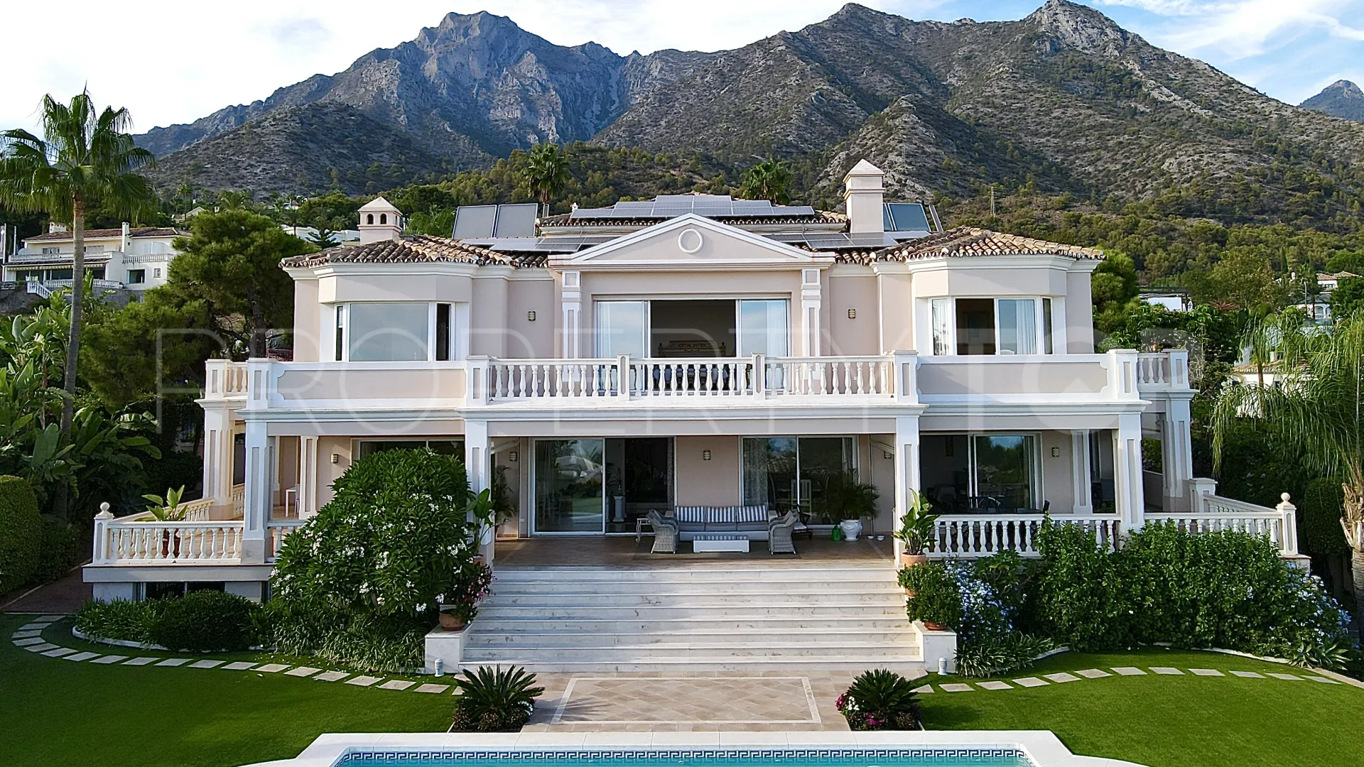 Villa a la venta en Marbella Golden Mile con 6 dormitorios