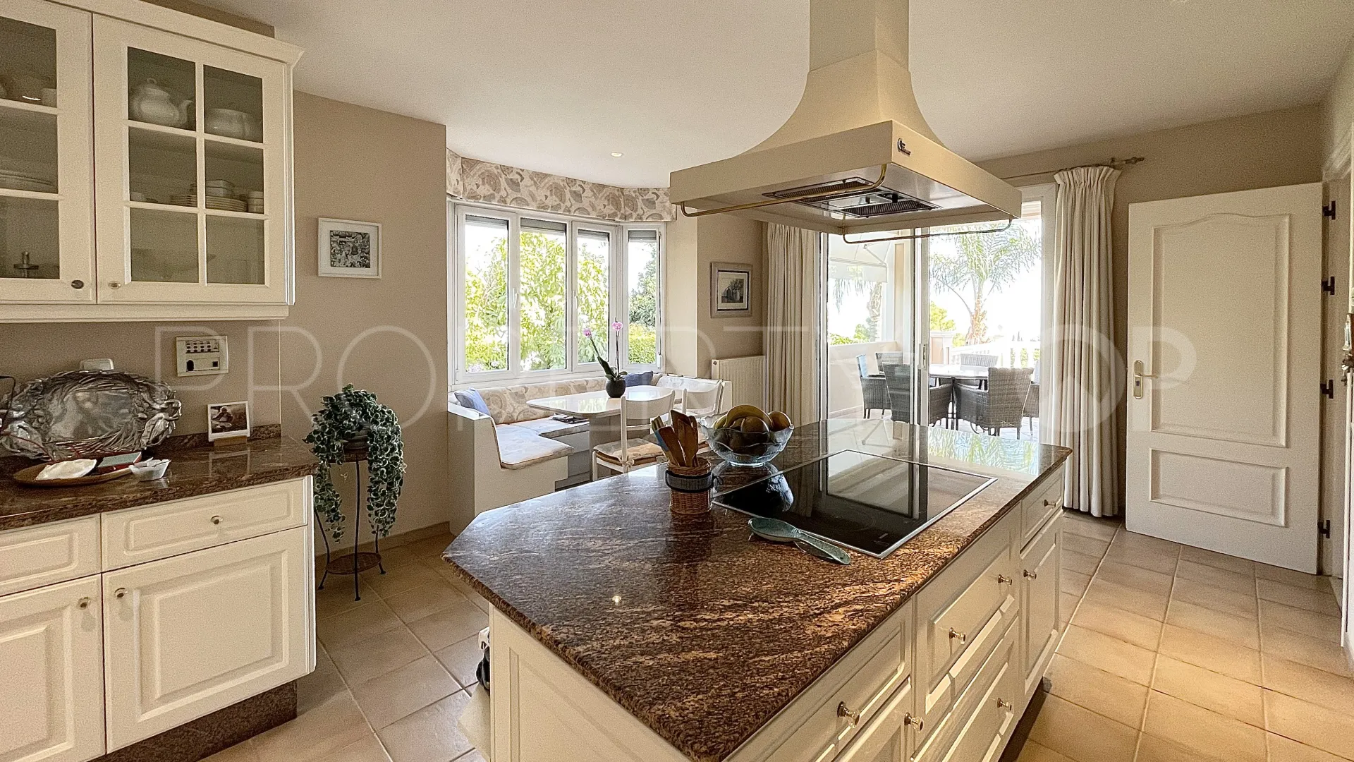 Villa a la venta en Marbella Golden Mile con 6 dormitorios