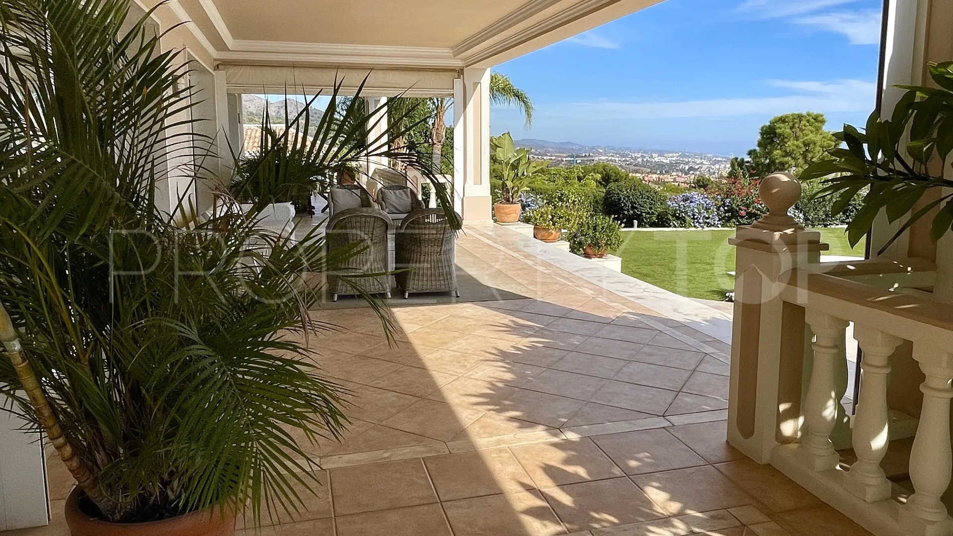 Villa a la venta en Marbella Golden Mile con 6 dormitorios