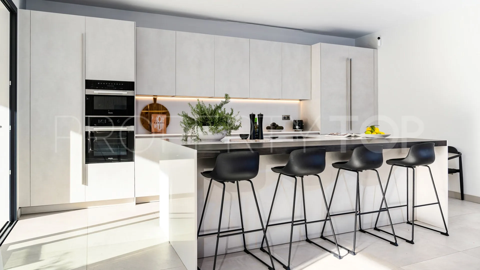 Buy Nueva Andalucia villa with 5 bedrooms