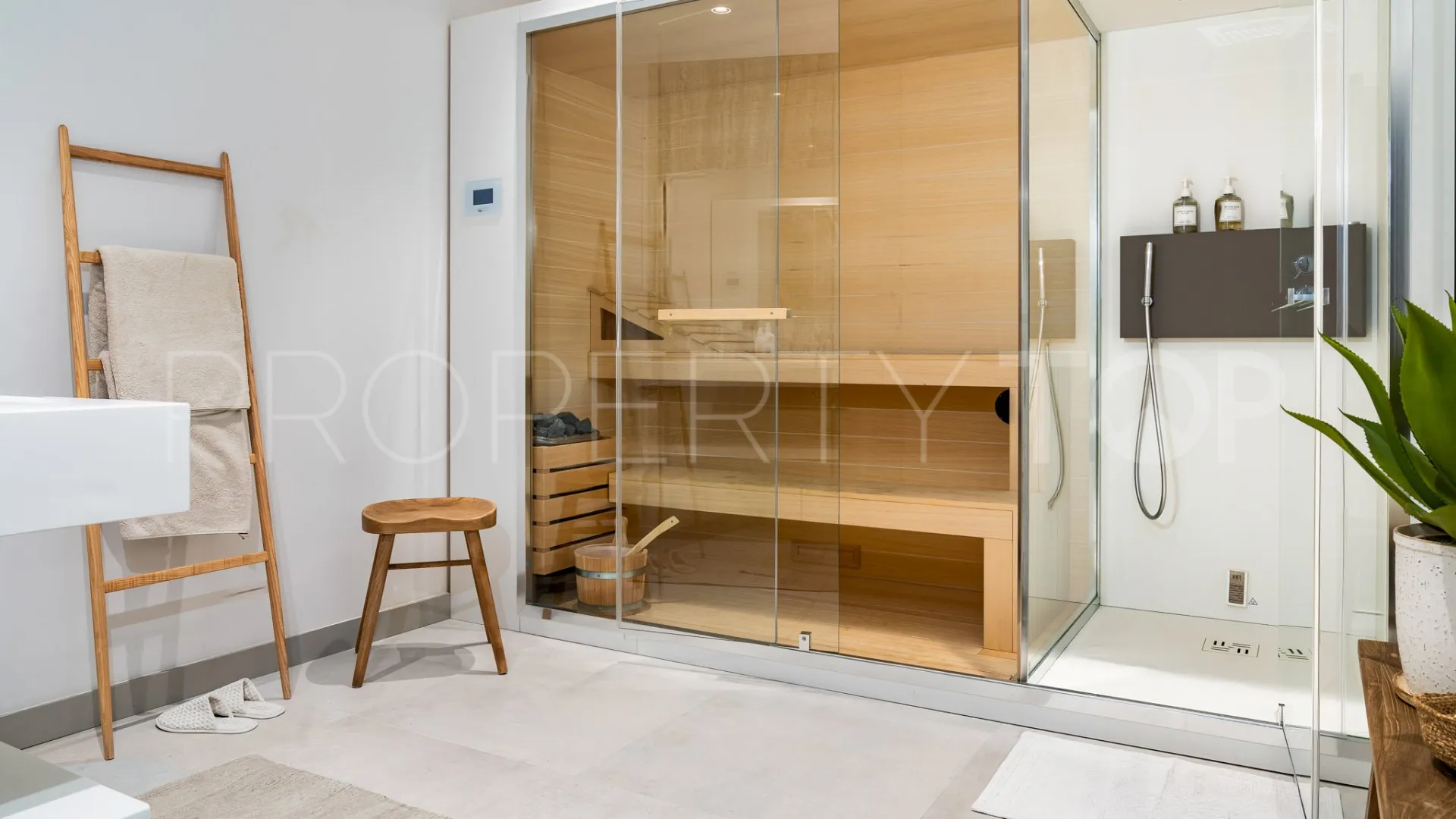 Buy Nueva Andalucia villa with 5 bedrooms