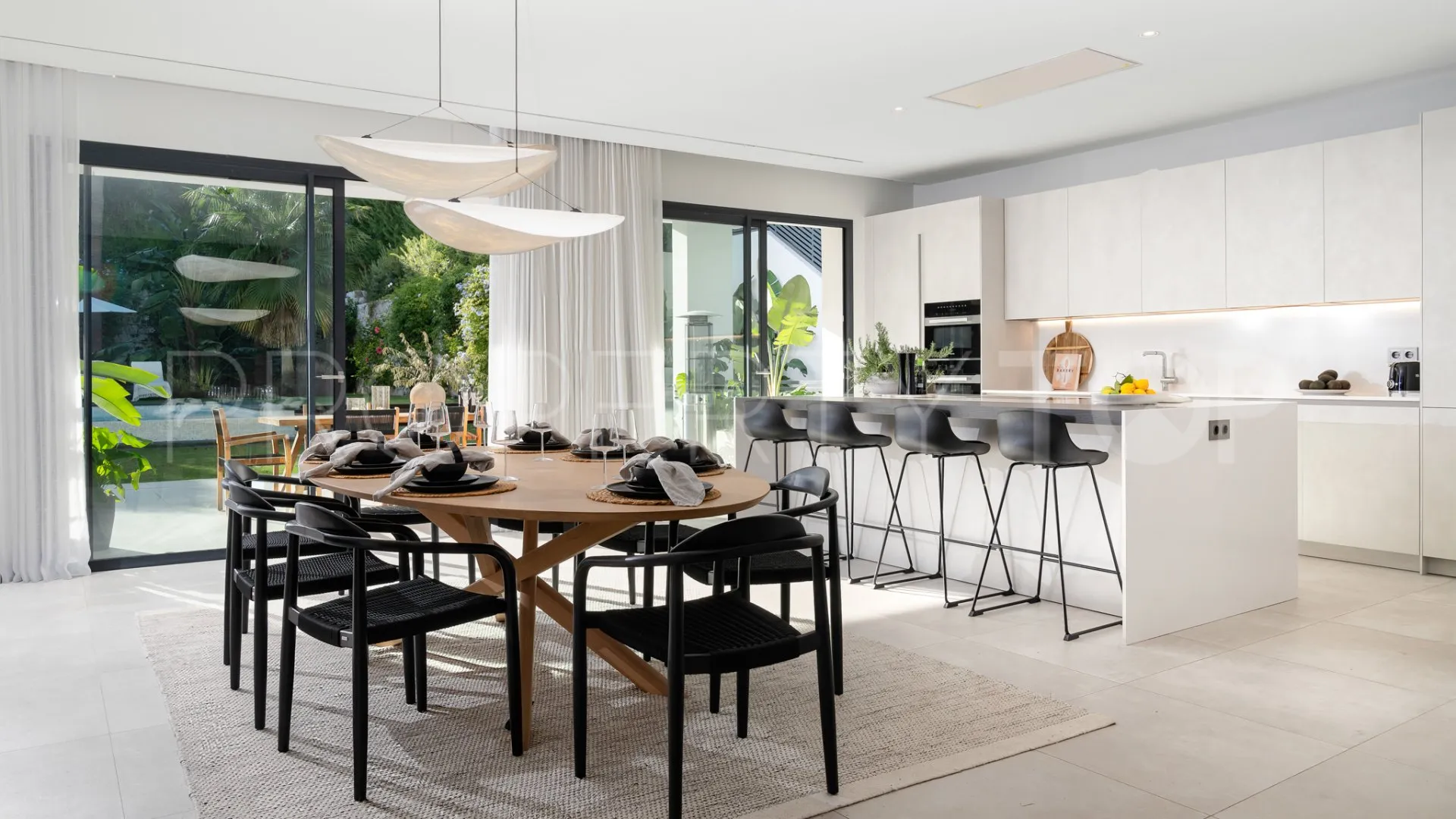 Buy Nueva Andalucia villa with 5 bedrooms