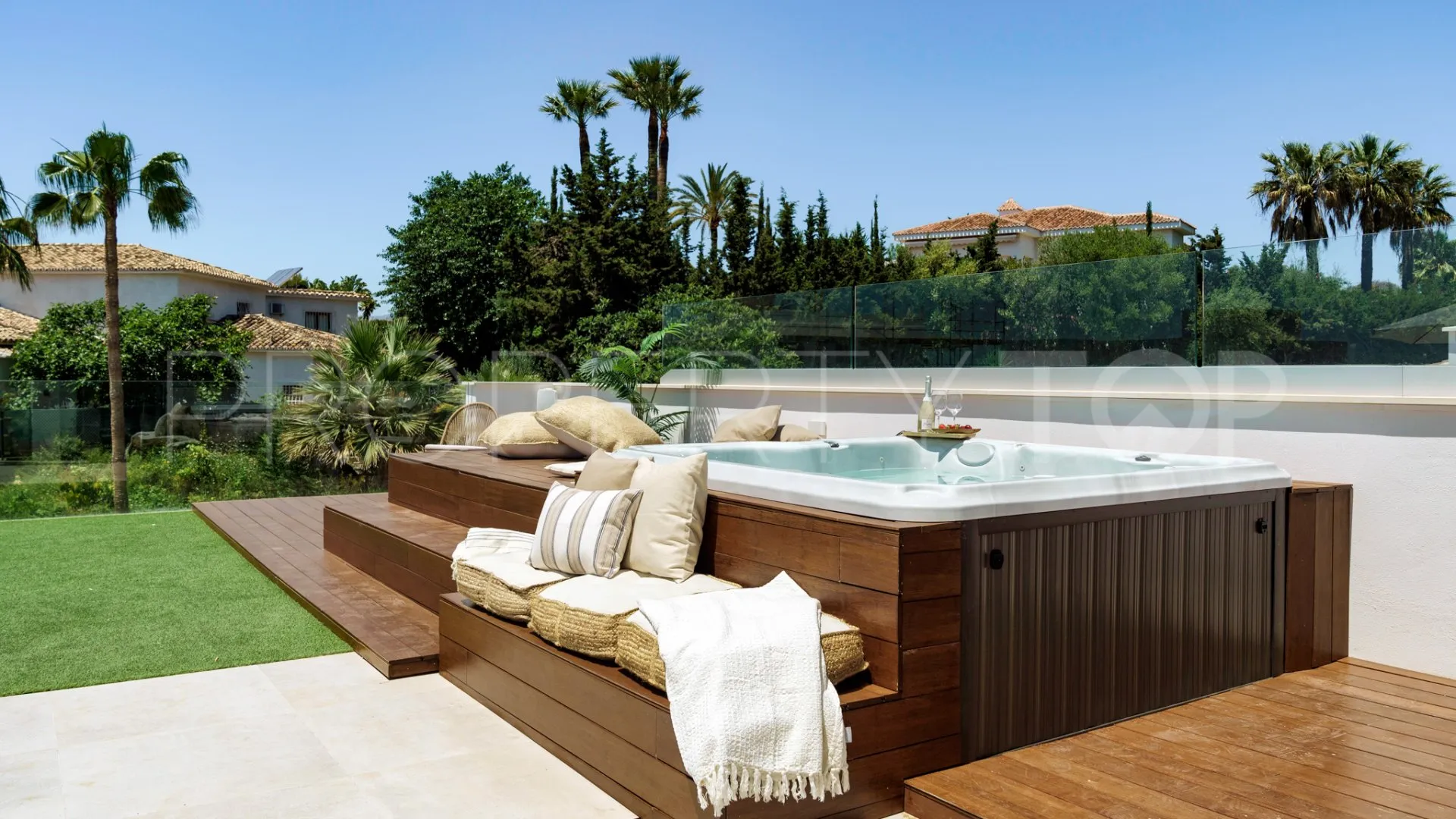 Buy Nueva Andalucia villa with 5 bedrooms