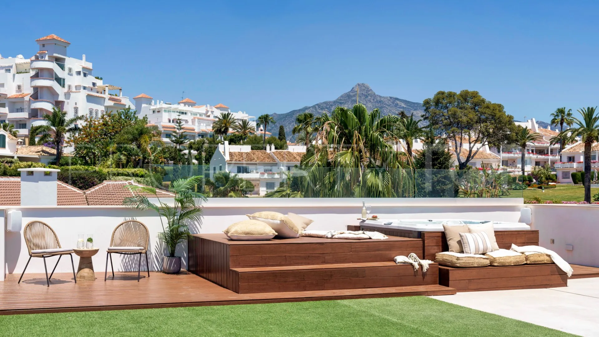 Buy Nueva Andalucia villa with 5 bedrooms