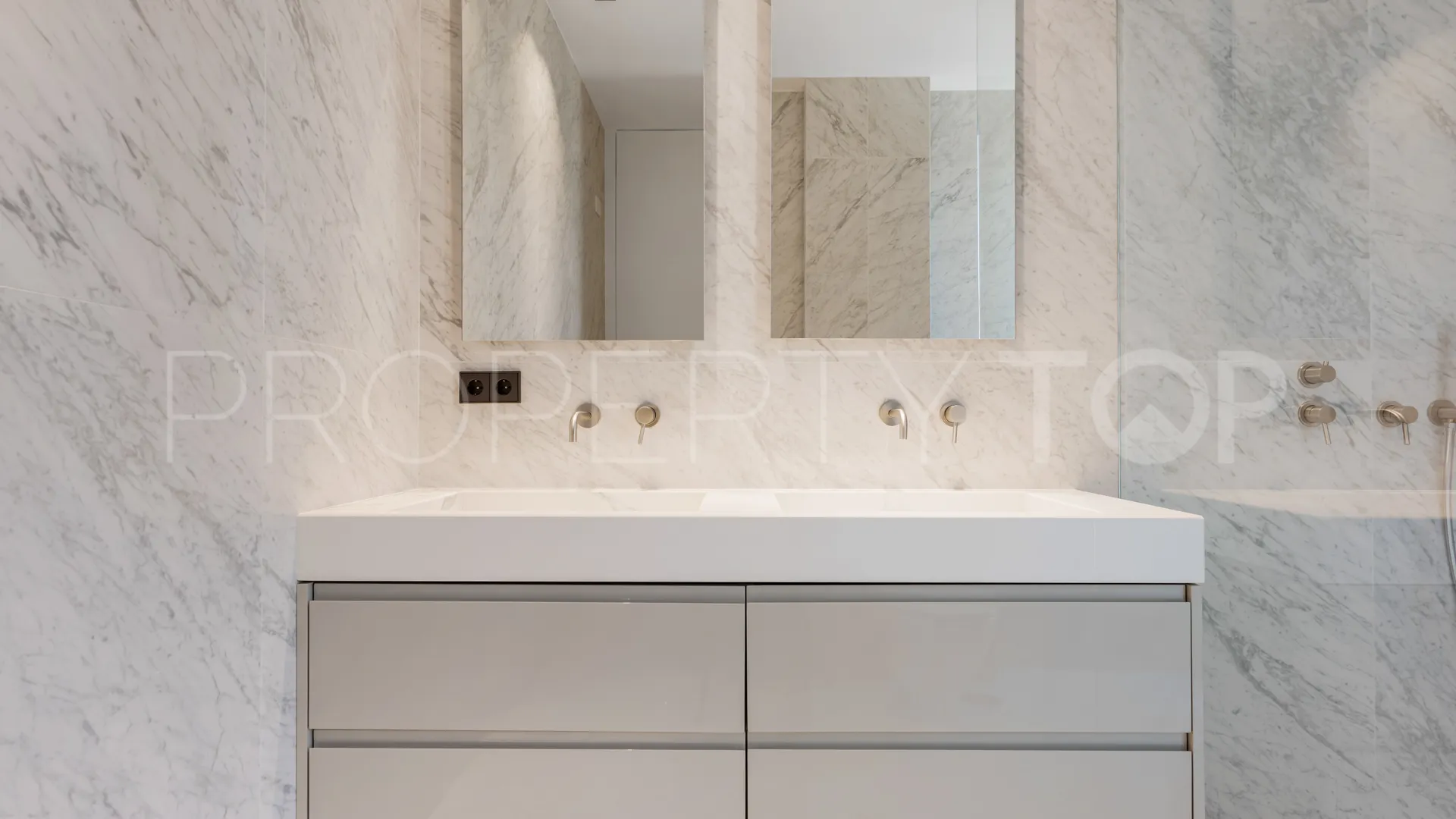 Villa de 5 dormitorios a la venta en Benahavis
