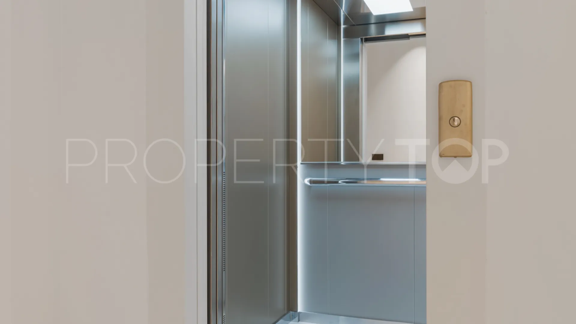 Villa de 5 dormitorios a la venta en Benahavis