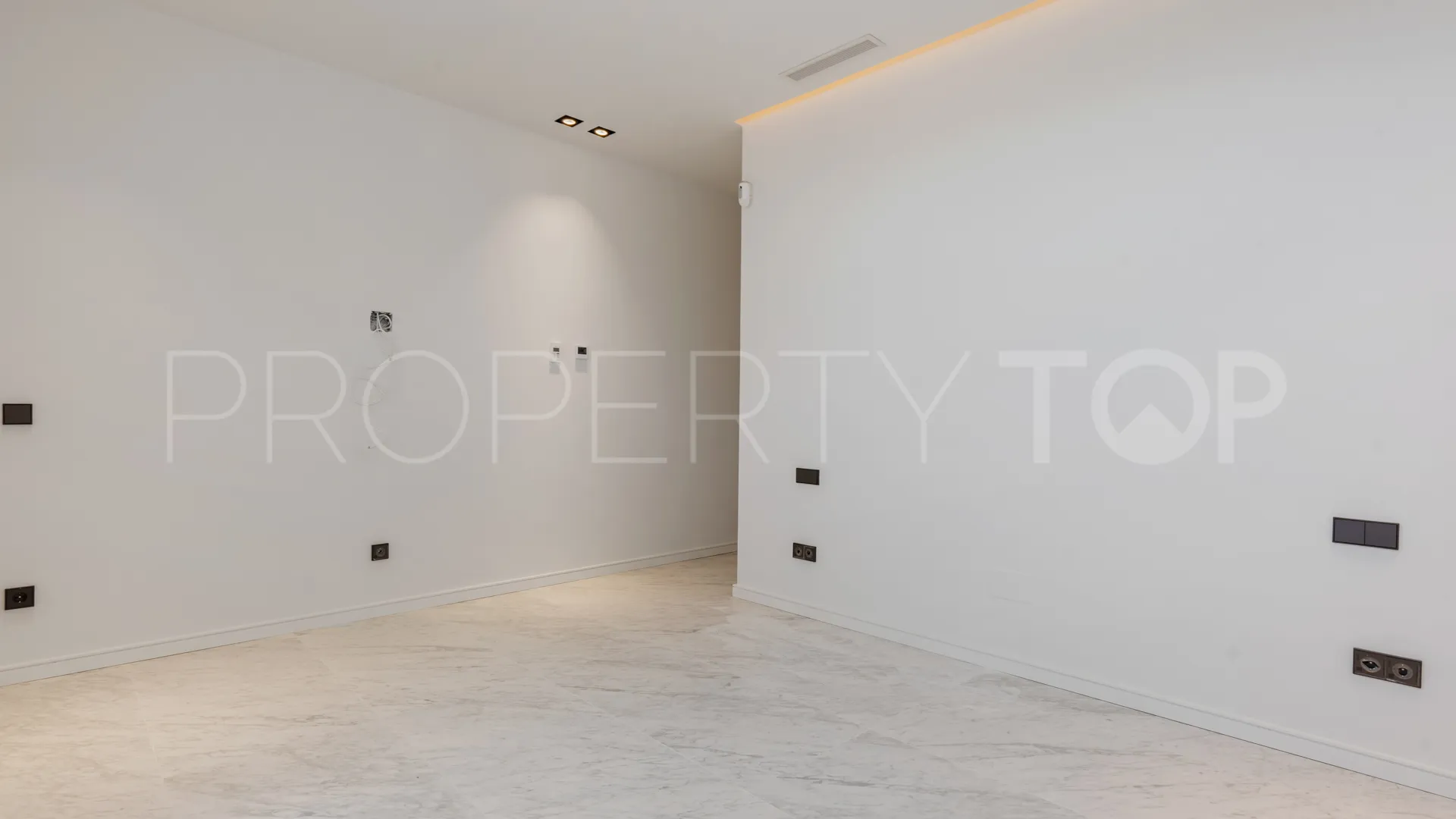 Villa de 5 dormitorios a la venta en Benahavis