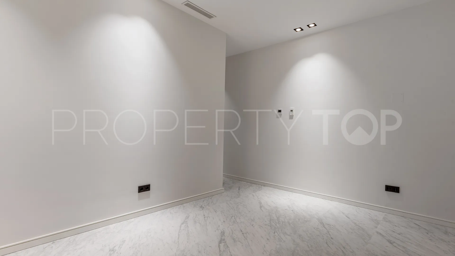 Villa de 5 dormitorios a la venta en Benahavis