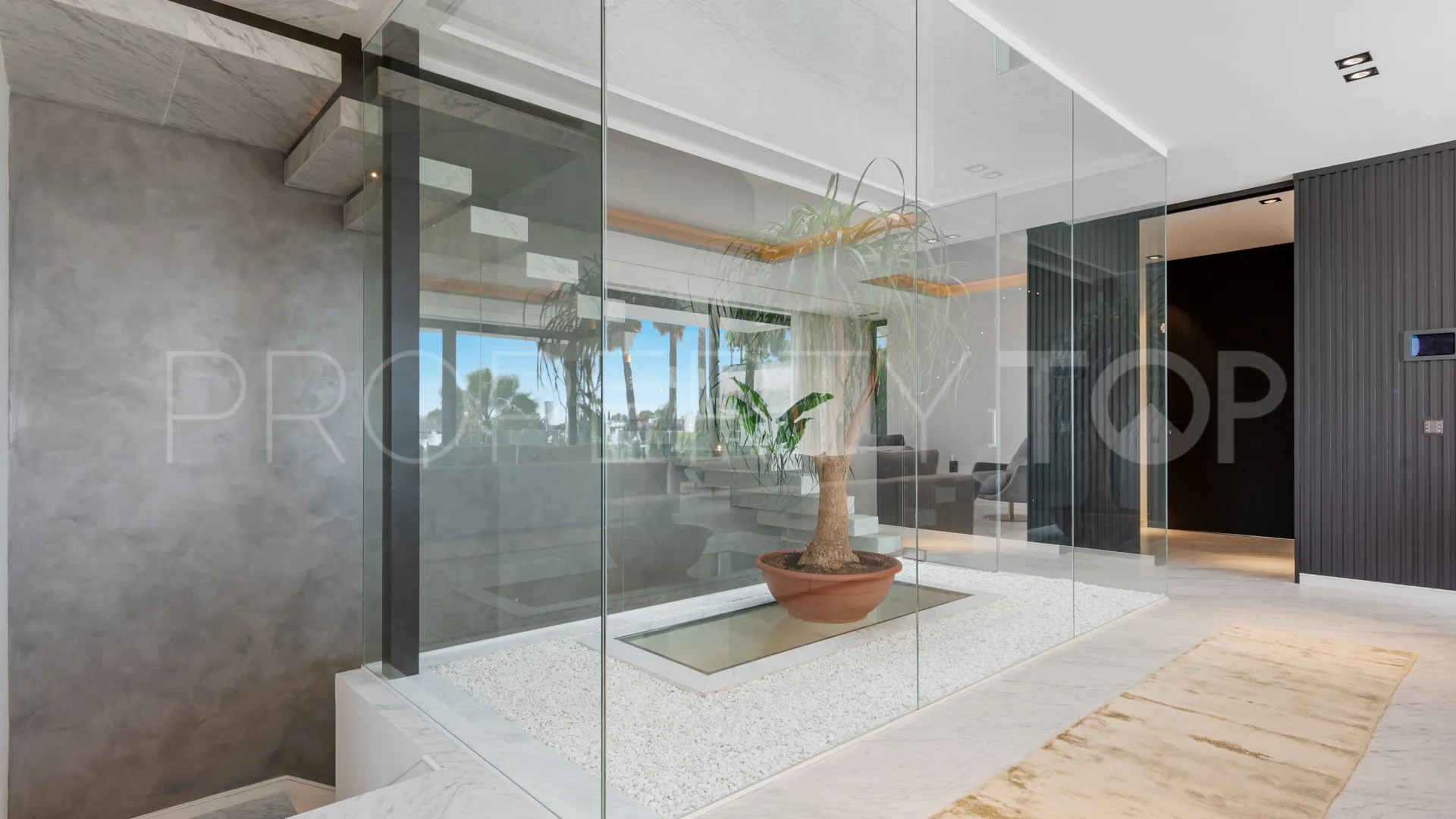 Villa de 5 dormitorios a la venta en Benahavis