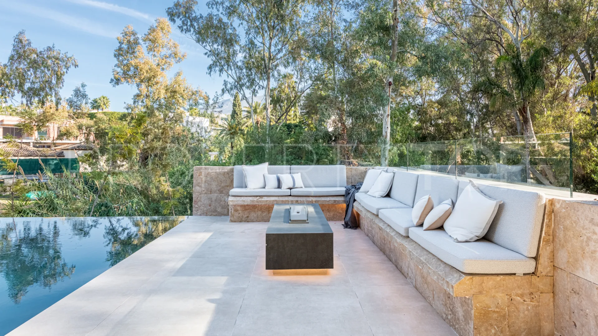 For sale villa with 6 bedrooms in Nueva Andalucia