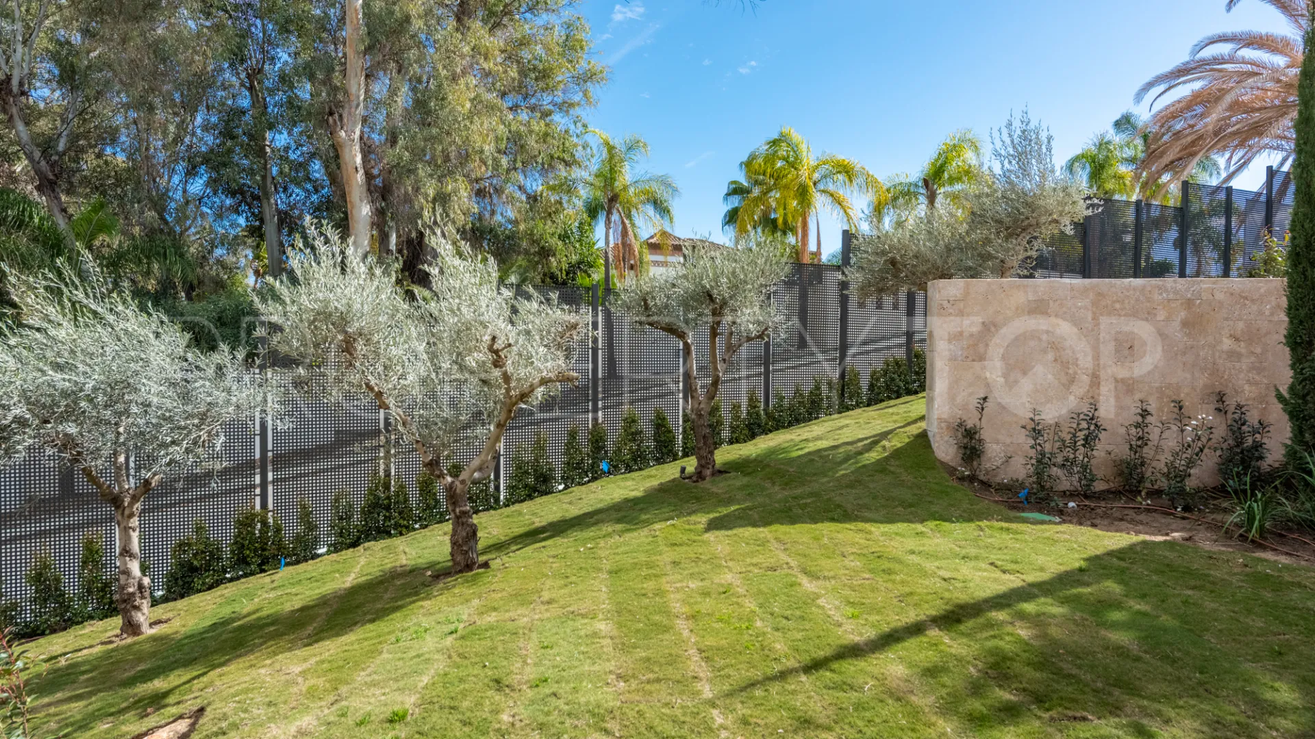 For sale villa with 6 bedrooms in Nueva Andalucia