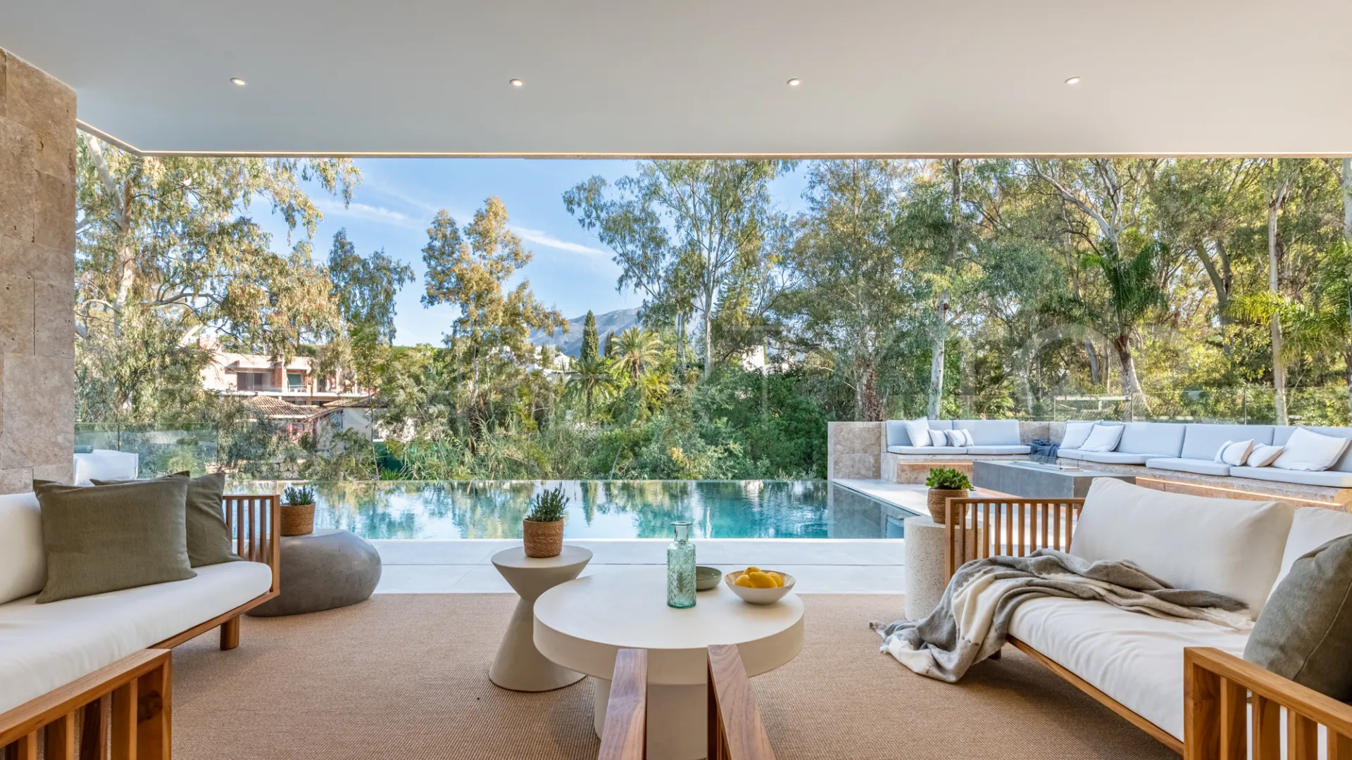 For sale villa with 6 bedrooms in Nueva Andalucia