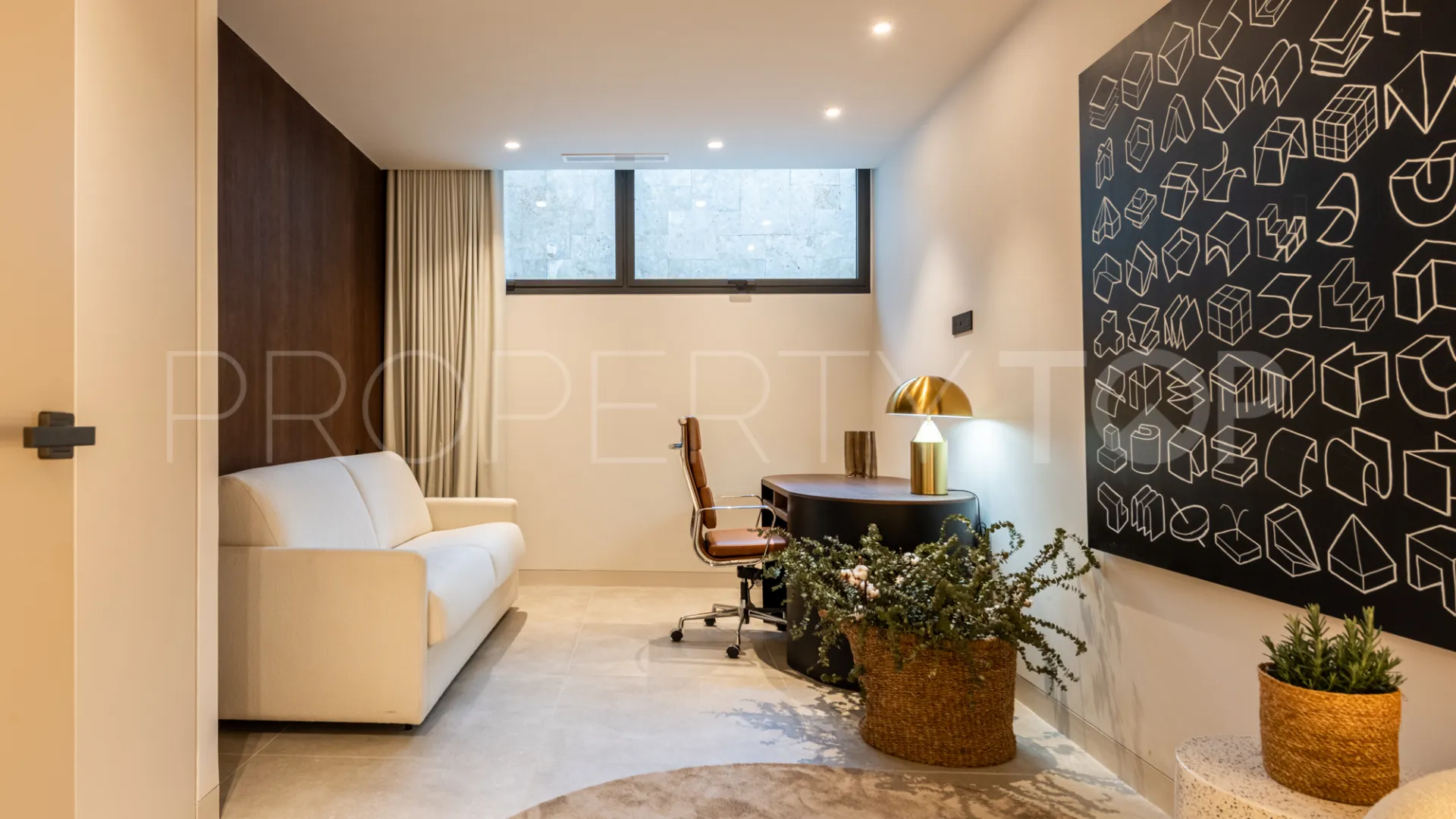 For sale villa with 6 bedrooms in Nueva Andalucia