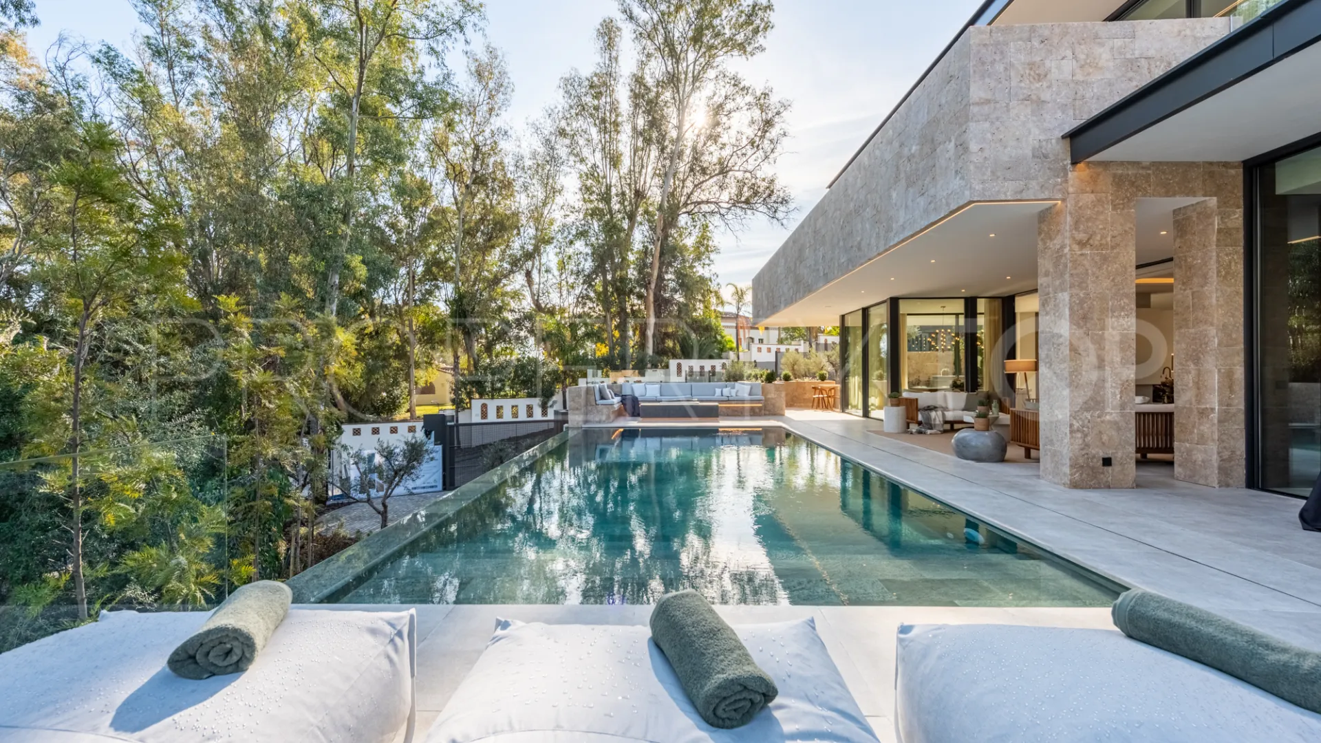 For sale villa with 6 bedrooms in Nueva Andalucia