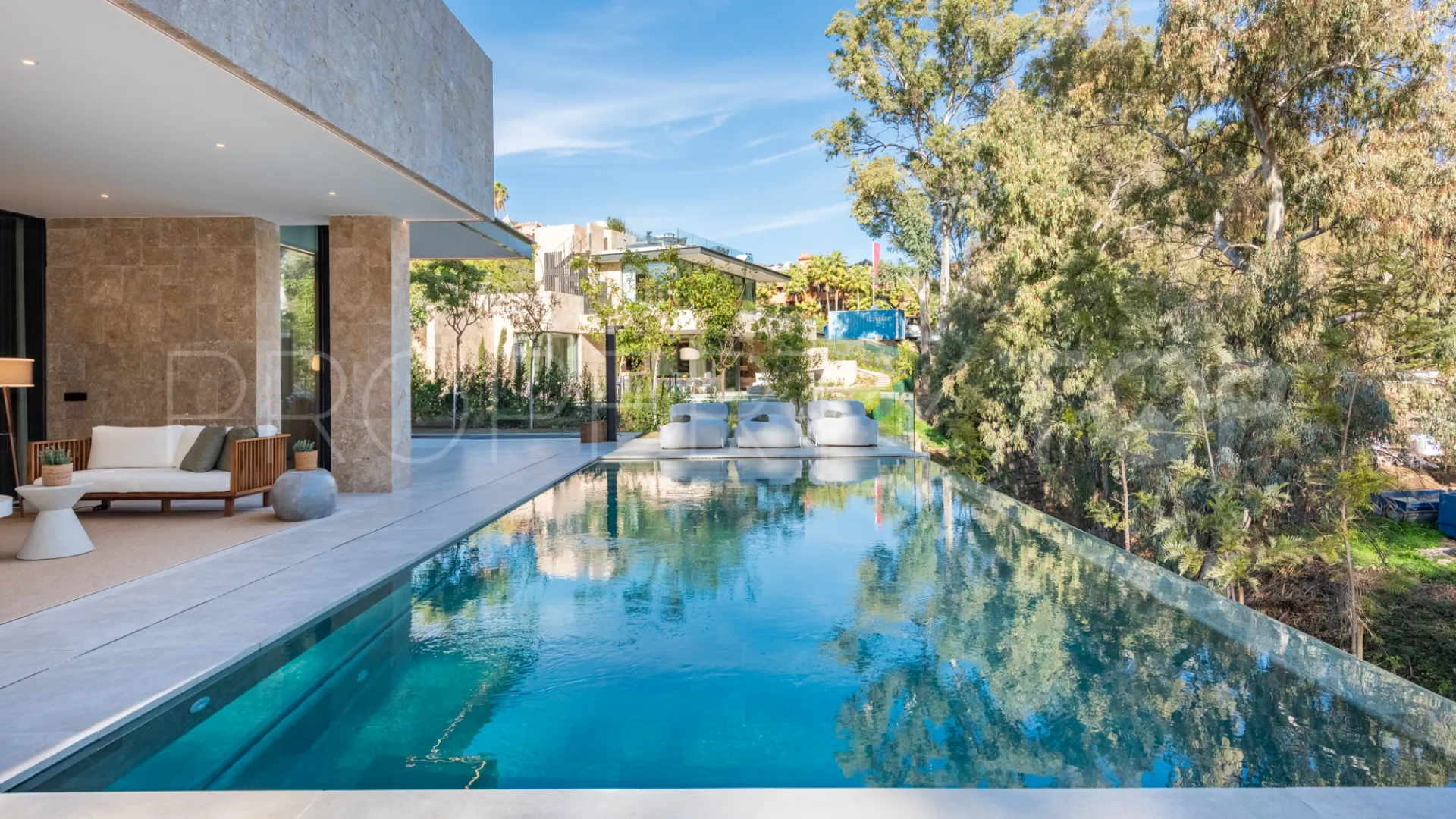 For sale villa with 6 bedrooms in Nueva Andalucia