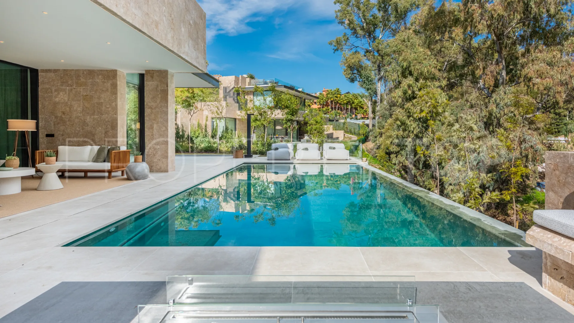 For sale villa with 6 bedrooms in Nueva Andalucia