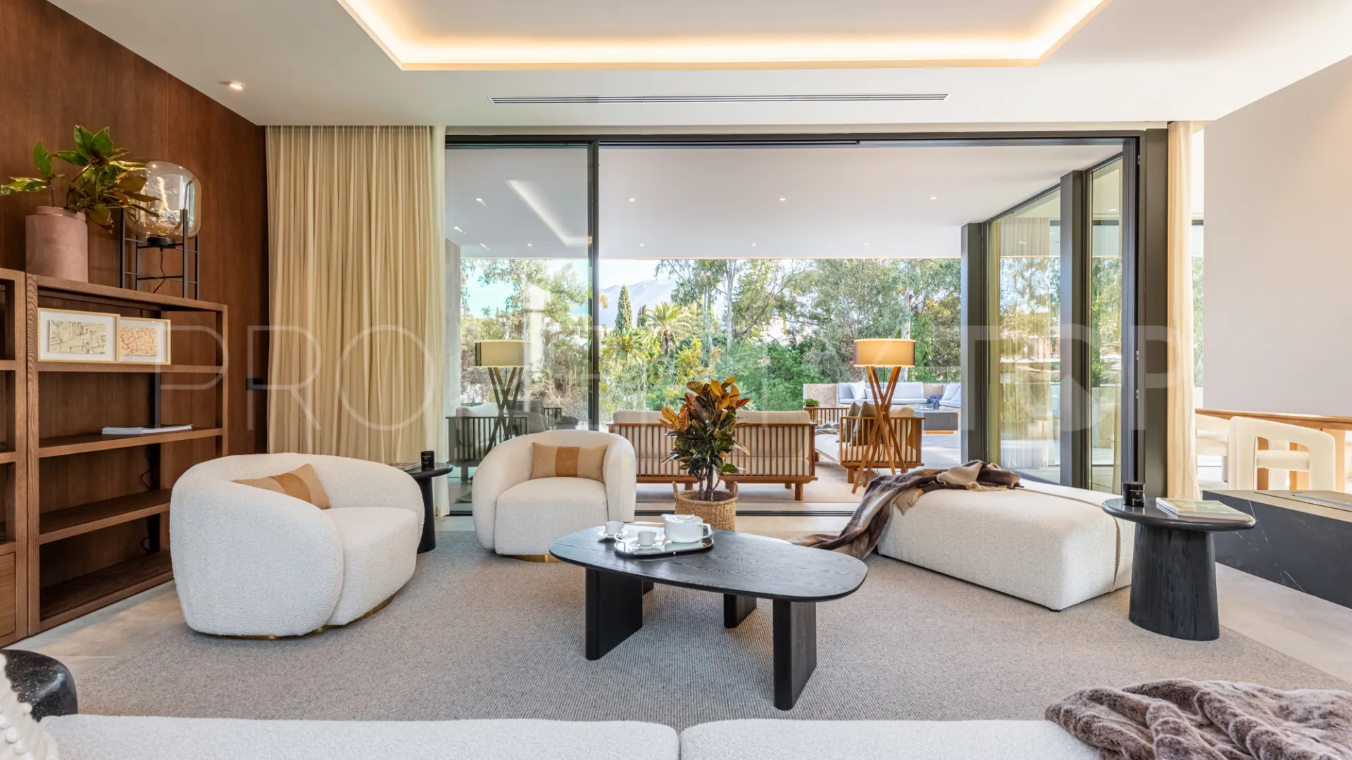 For sale villa with 6 bedrooms in Nueva Andalucia