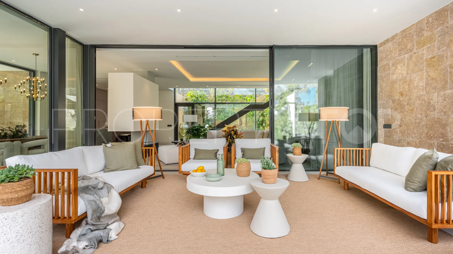For sale villa with 6 bedrooms in Nueva Andalucia