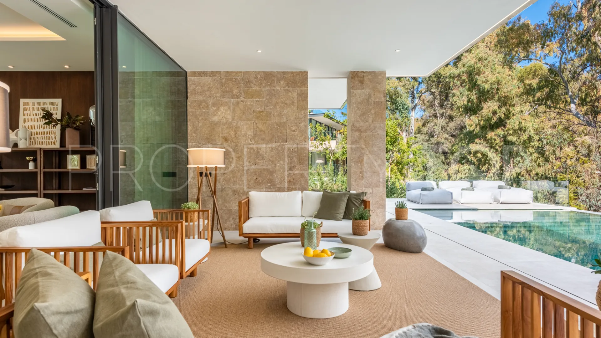 For sale villa with 6 bedrooms in Nueva Andalucia