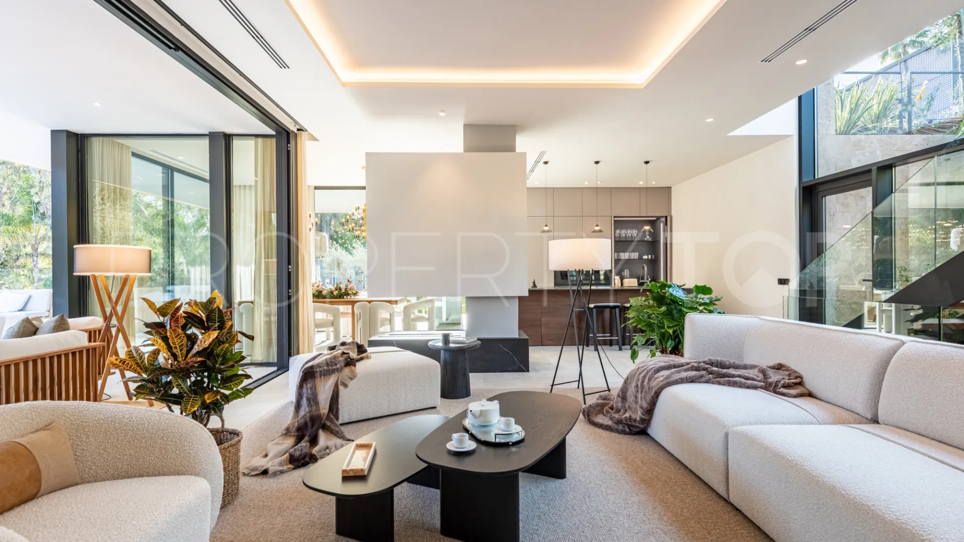 For sale villa with 6 bedrooms in Nueva Andalucia