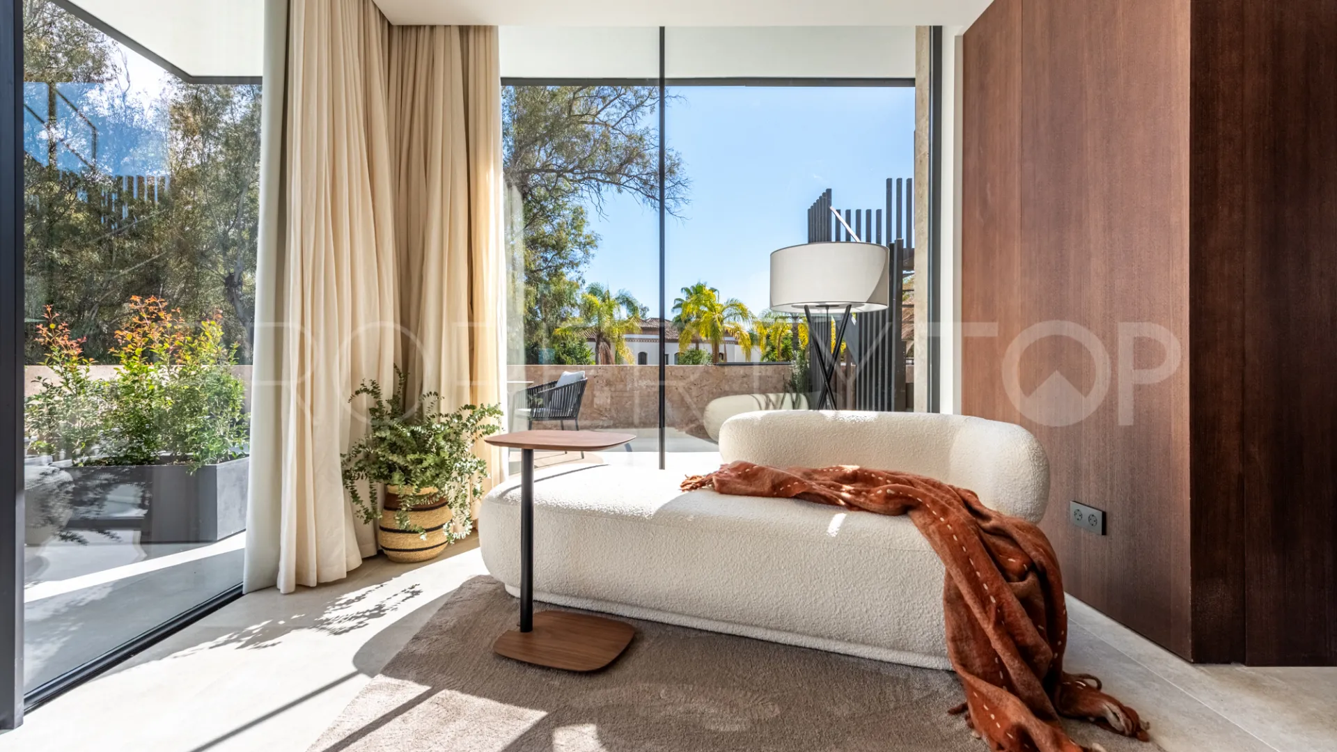 For sale villa with 6 bedrooms in Nueva Andalucia