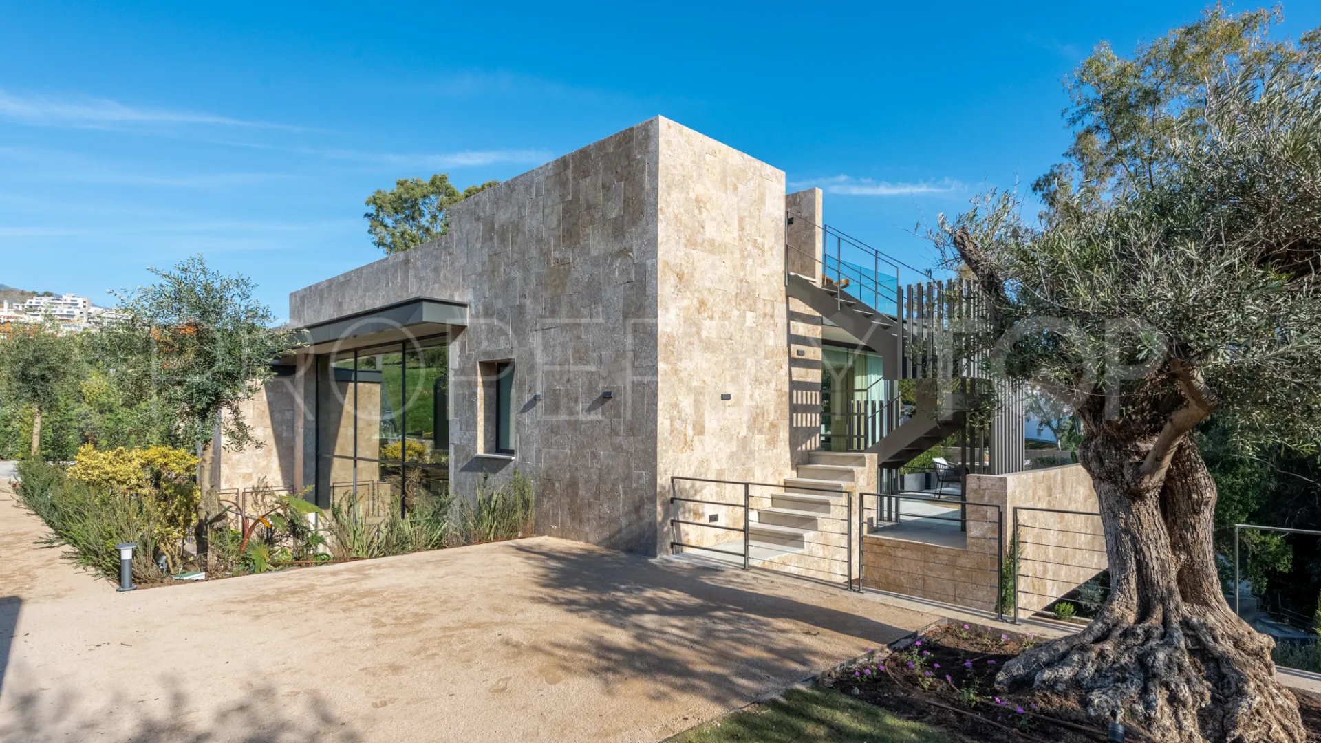 For sale villa with 6 bedrooms in Nueva Andalucia