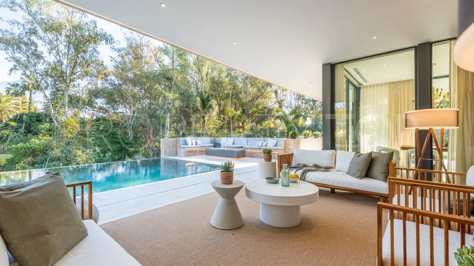 For sale villa with 6 bedrooms in Nueva Andalucia
