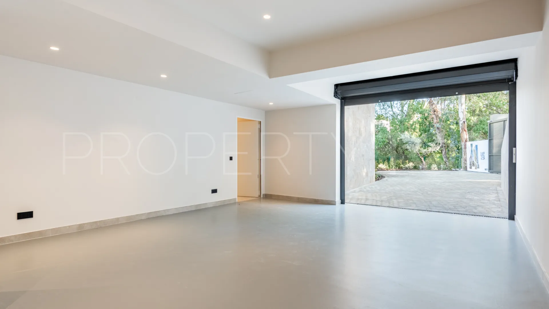 For sale villa with 6 bedrooms in Nueva Andalucia