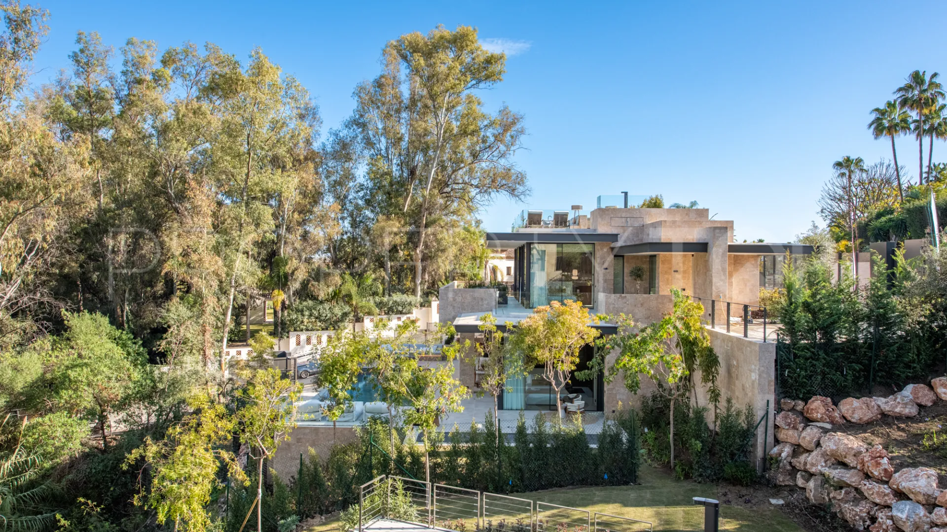 For sale villa with 6 bedrooms in Nueva Andalucia