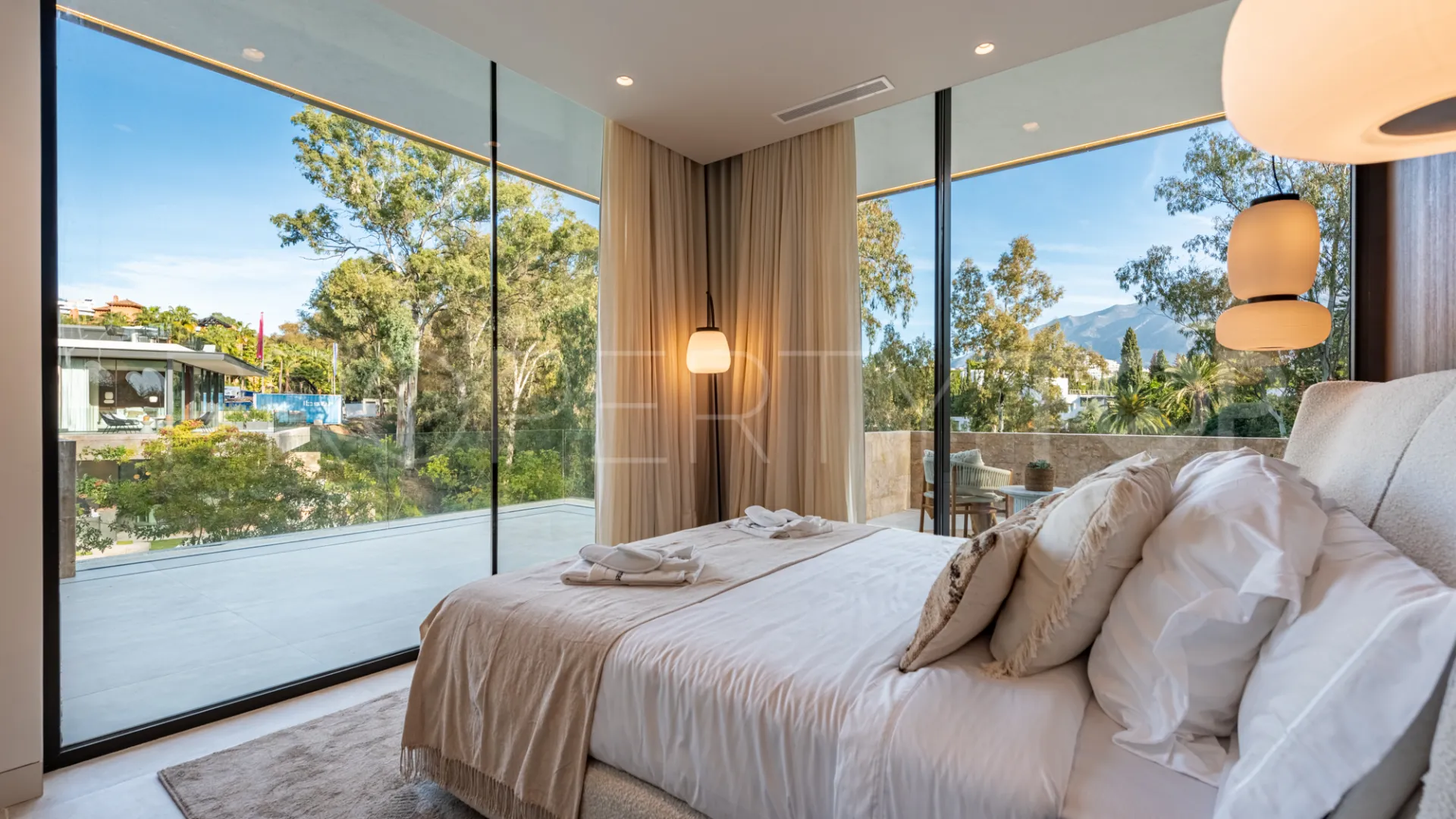 For sale villa with 6 bedrooms in Nueva Andalucia