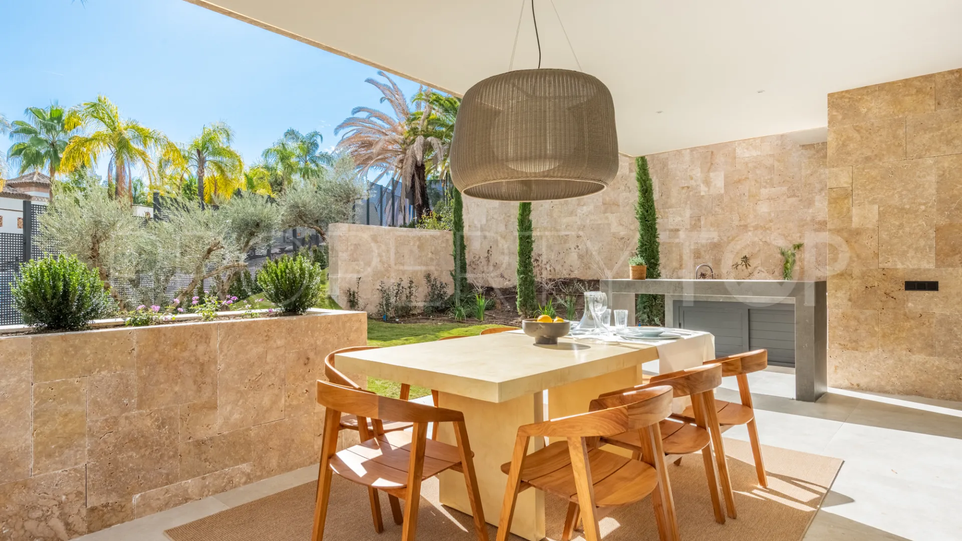 For sale villa with 6 bedrooms in Nueva Andalucia
