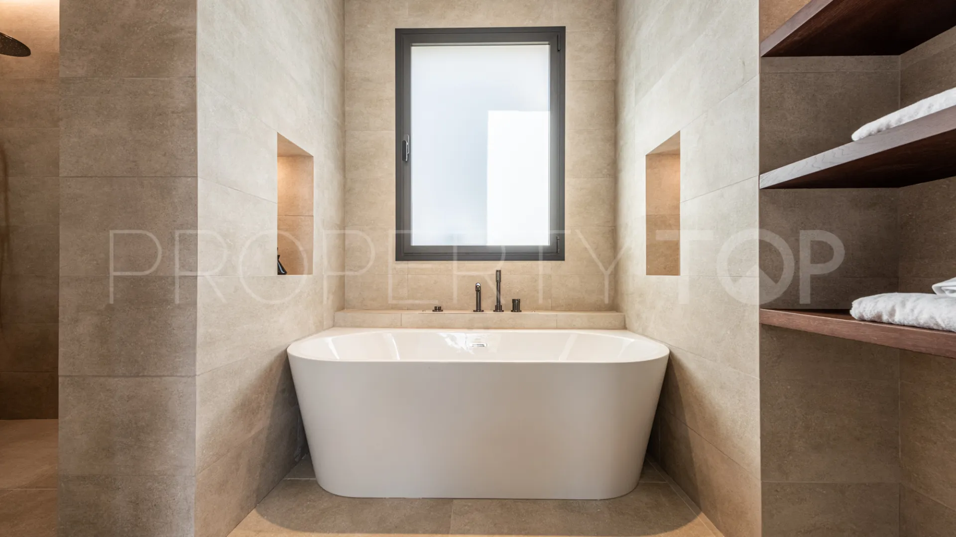 For sale villa with 6 bedrooms in Nueva Andalucia