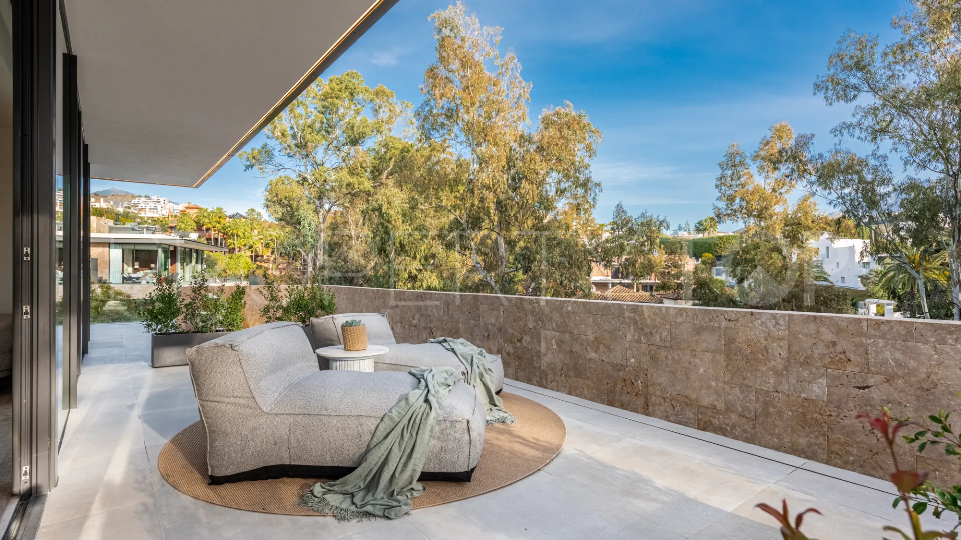 For sale villa with 6 bedrooms in Nueva Andalucia