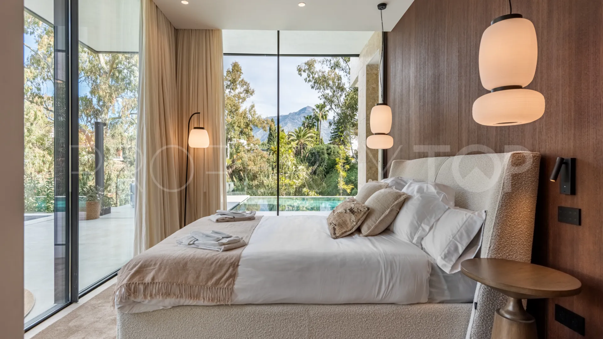 For sale villa with 6 bedrooms in Nueva Andalucia