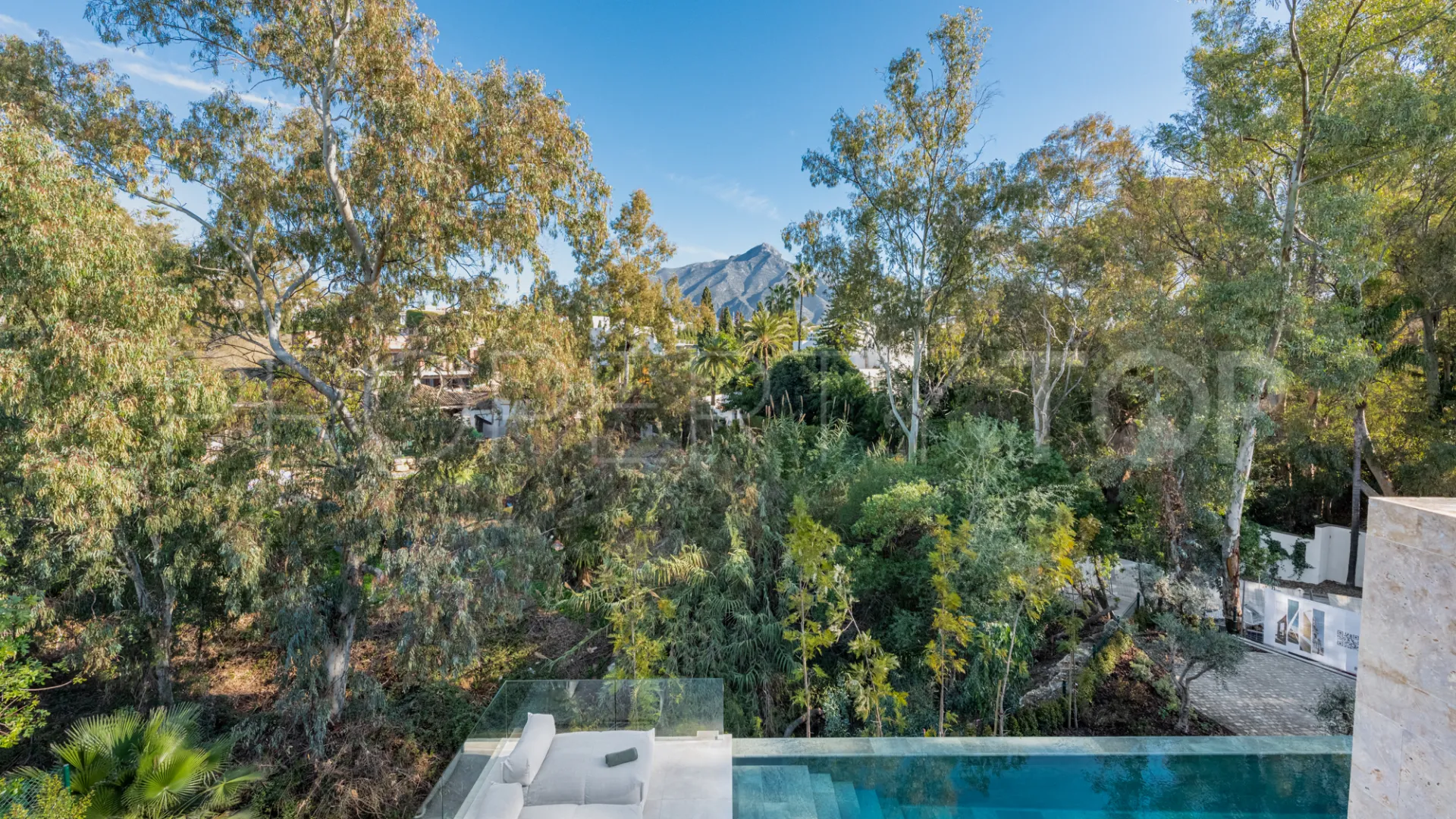 For sale villa with 6 bedrooms in Nueva Andalucia
