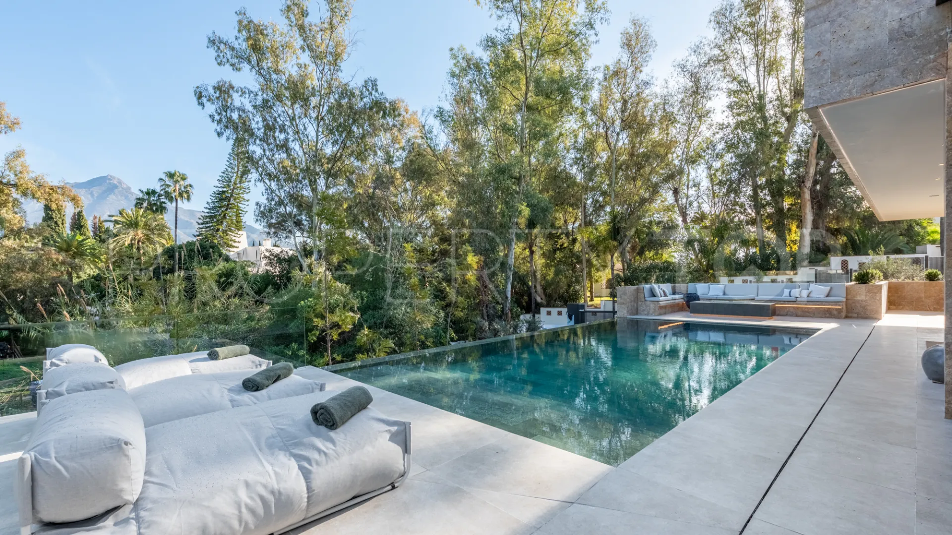 For sale villa with 6 bedrooms in Nueva Andalucia