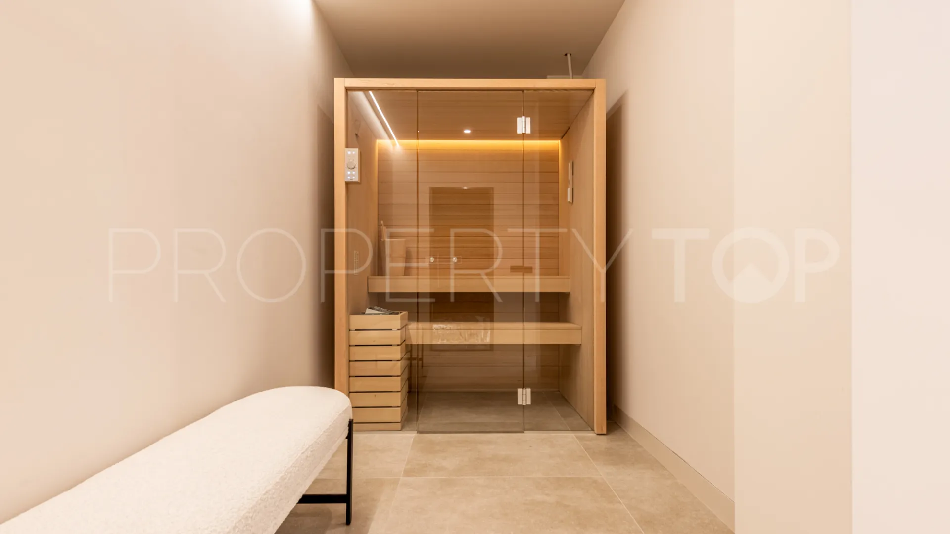 For sale villa with 6 bedrooms in Nueva Andalucia