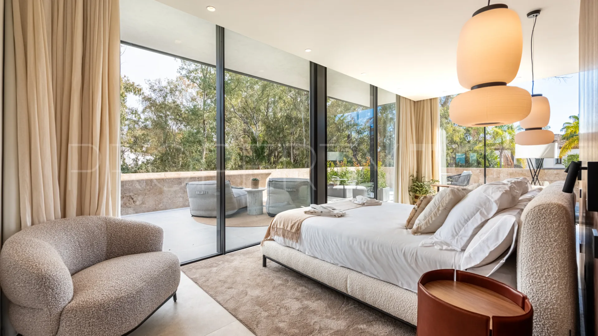 For sale villa with 6 bedrooms in Nueva Andalucia