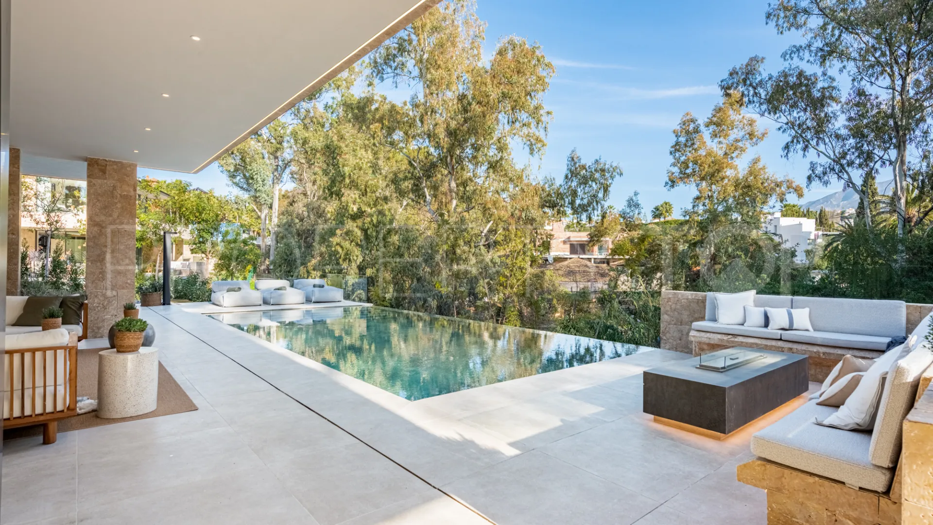 For sale villa with 6 bedrooms in Nueva Andalucia