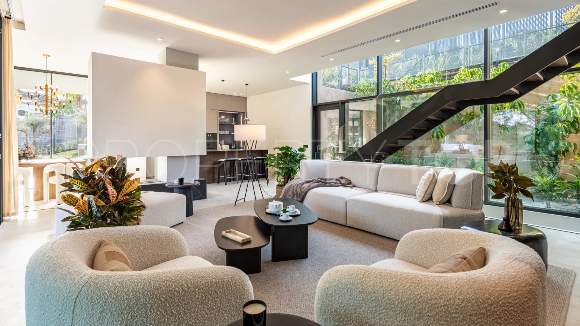 For sale villa with 6 bedrooms in Nueva Andalucia