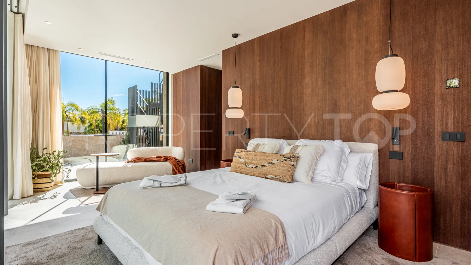 For sale villa with 6 bedrooms in Nueva Andalucia