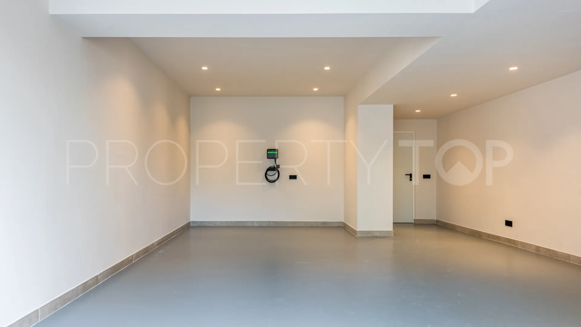 For sale villa with 6 bedrooms in Nueva Andalucia