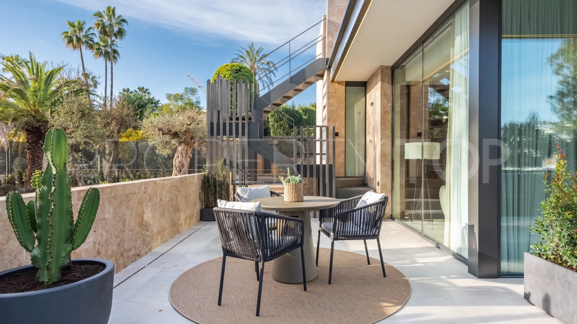 For sale villa with 6 bedrooms in Nueva Andalucia