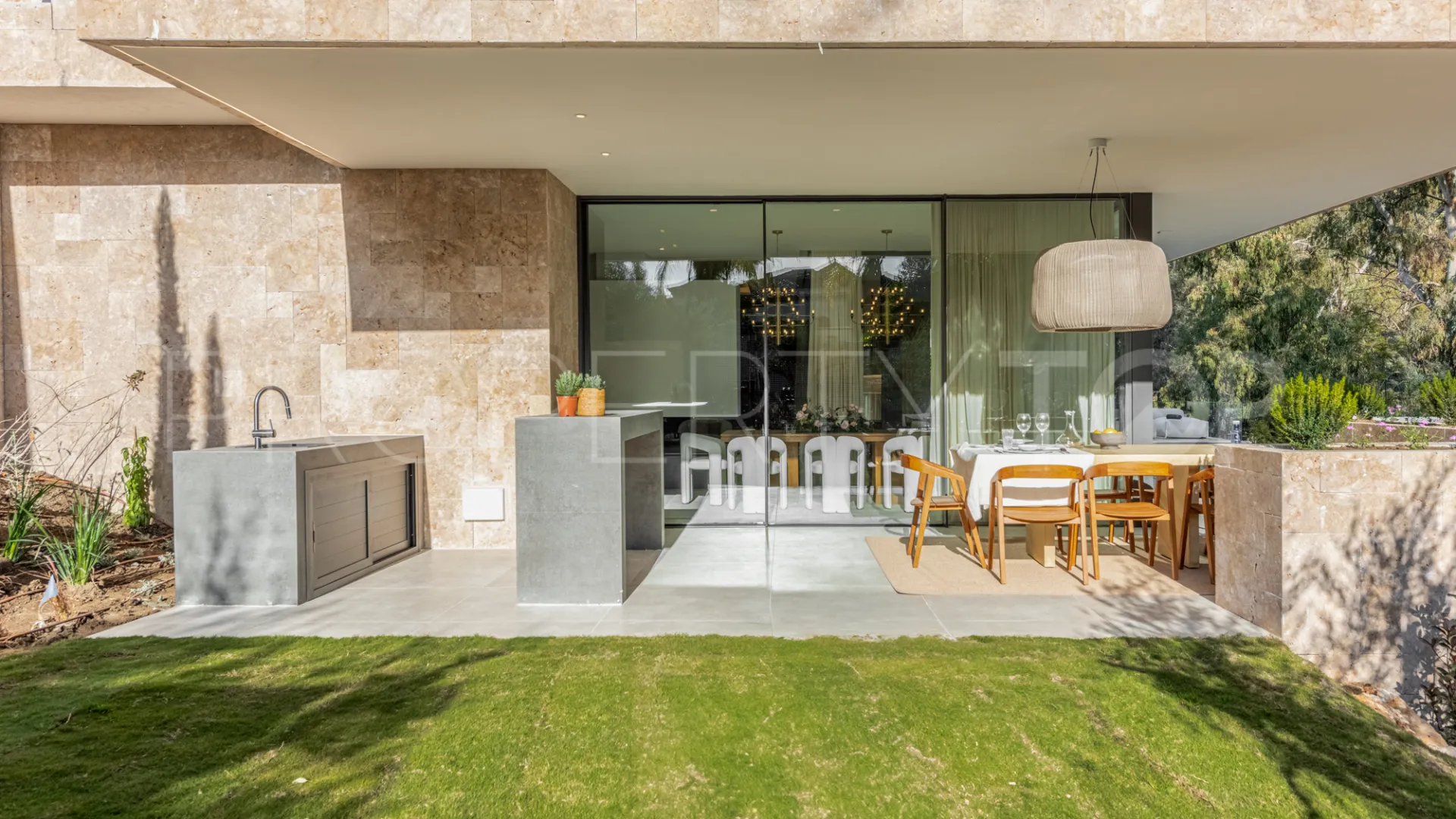 For sale villa with 6 bedrooms in Nueva Andalucia