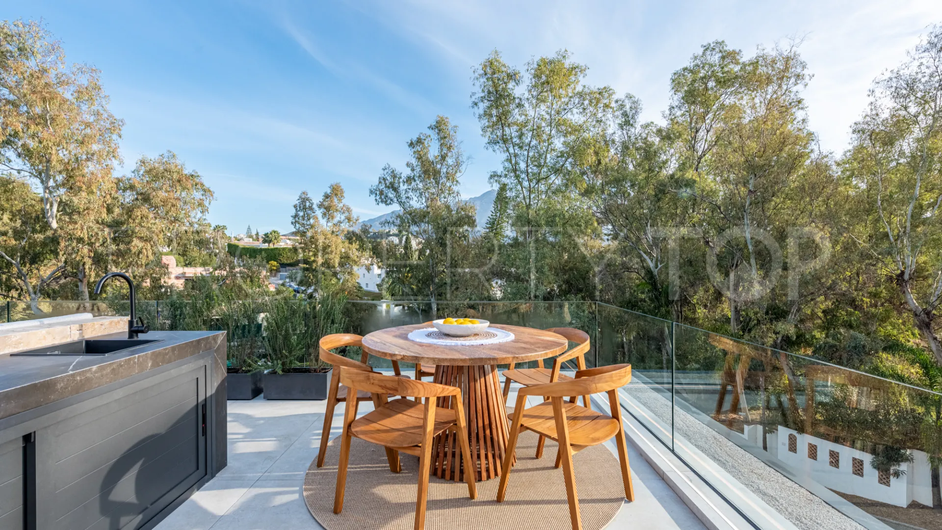 For sale villa with 6 bedrooms in Nueva Andalucia
